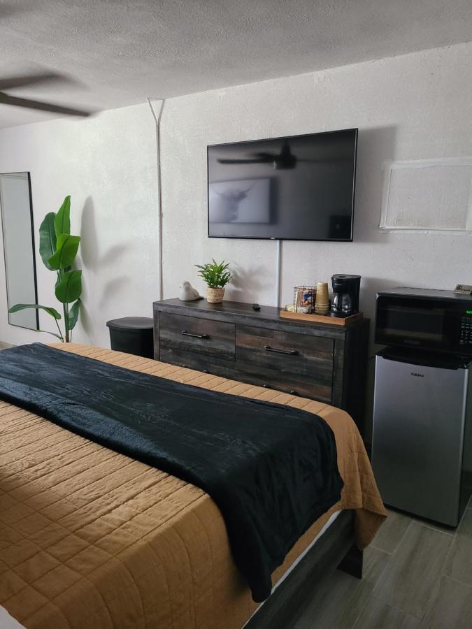 Modern Studio Retreat With King Bed - Cozy Comfort Pahokee Exterior photo